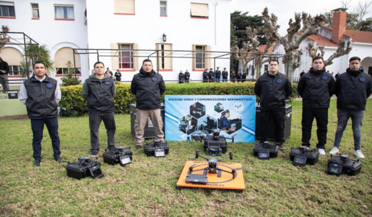 Un grupo de personas de pie sobre pasto

El contenido generado por IA puede ser incorrecto.